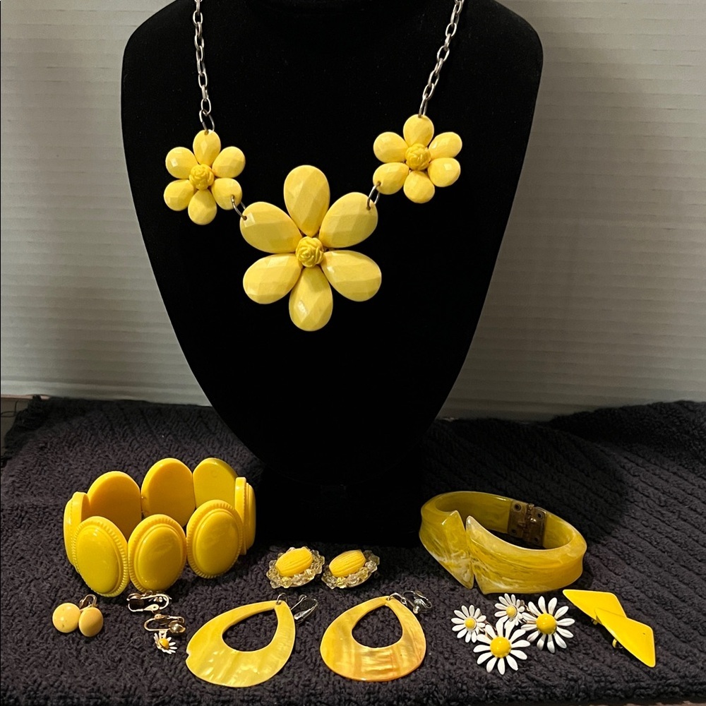 Yellow Floral Jewelry Set Necklace, 2 Bracelets, 6 Clip-on Earrings - YELLOW Mix